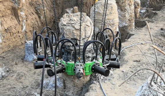 ヘッド カッターの構造の基礎のための油圧掘削機の山のブレーカ機械