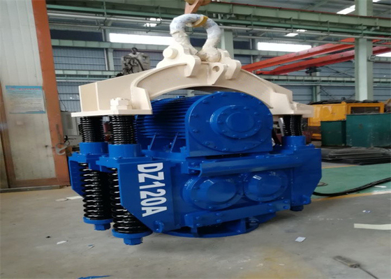 10.5mmの600NM電気バイブロハンマー クレーン70tクレーン掘削機は振動の杭打ち機を取付けた